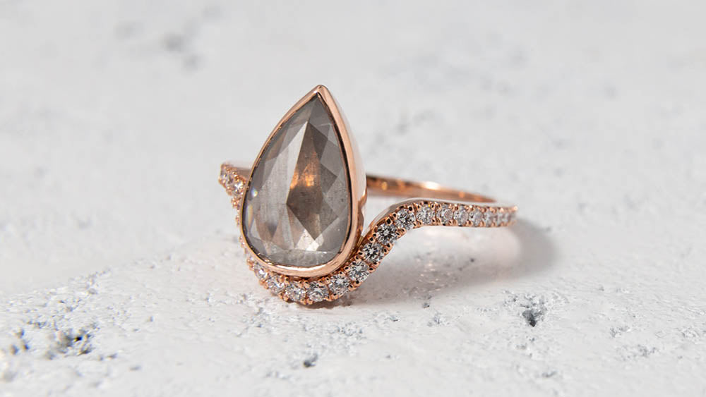 Simple Engagement Rings with Lab Diamonds in Minimalist Style