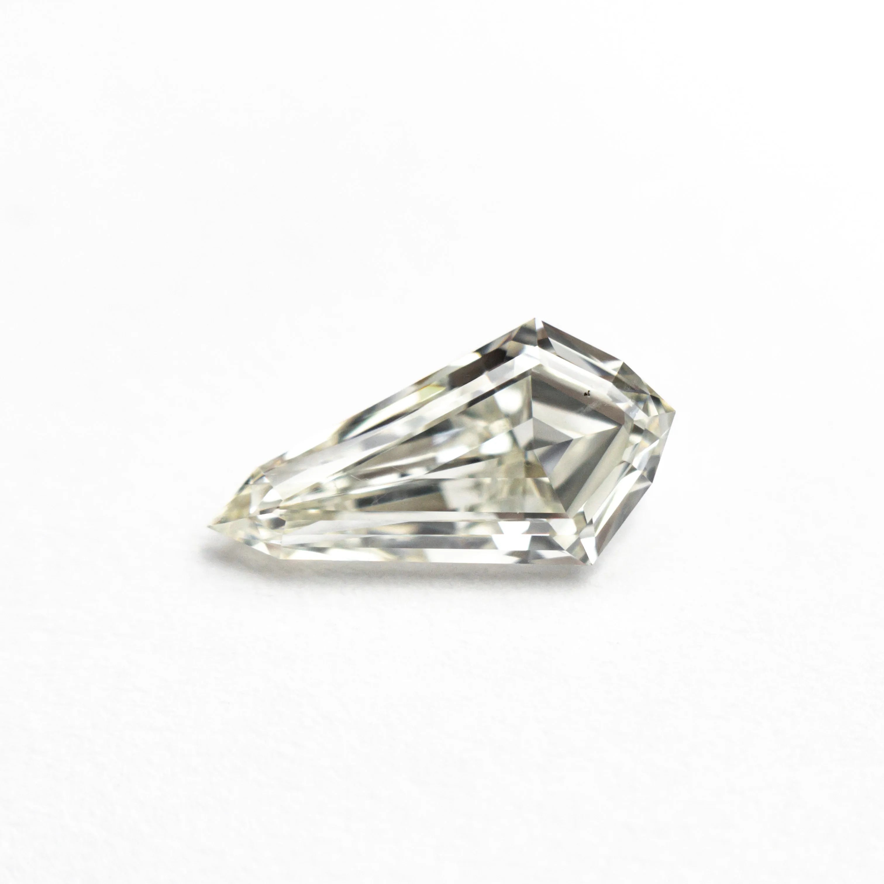 0.91ct 9.95x5.23x2.88mm SI1 K Shield Step Cut 25955-01