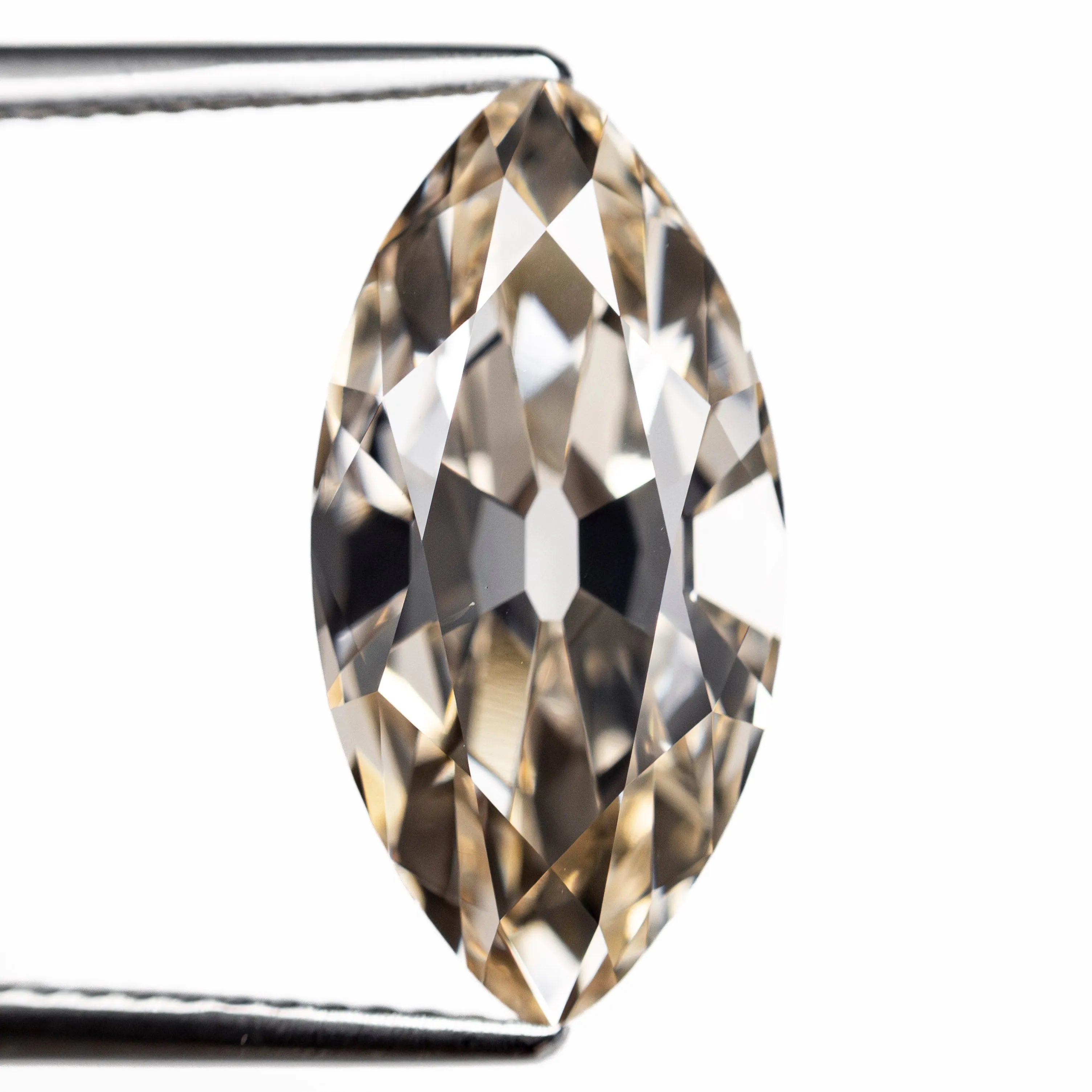 5.51ct 17.12x8.70x5.50mm VS2+ Q-R Modern Antique Moval Brilliant 27406-01